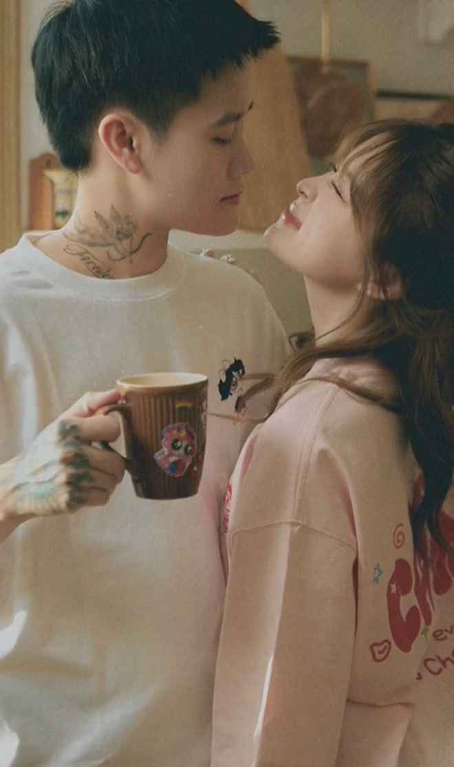 Hiện tại, Chao và nửa kia đang phải tạm thời yêu xa, do cô nàng qua Mỹ học năm cuối Đại học New York (Mỹ, viết tắt NYU), còn nửa kia của cô đang ở Việt Nam.