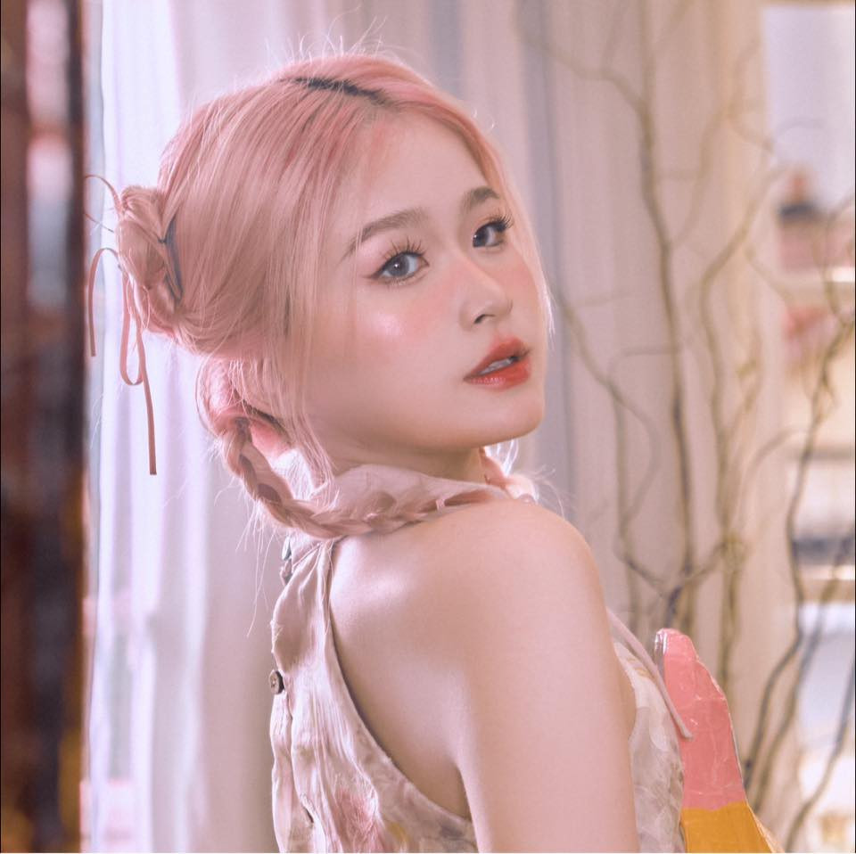 Theo đó, Chao được người yêu tặng một chiếc iPhone 16 Pro Max bản 512GB, màu Titan sa mạc (Desert Titanium). Đây cũng là màu được nhiều người yêu thích và lựa chọn mua, dẫn đến cháy hàng trong đợt mở bán iPhone mới này.