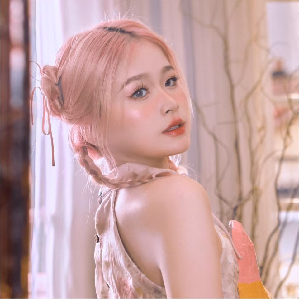 Theo đó, Chao được người yêu tặng một chiếc iPhone 16 Pro Max bản 512GB, màu Titan sa mạc (Desert Titanium). Đây cũng là màu được nhiều người yêu thích và lựa chọn mua, dẫn đến cháy hàng trong đợt mở bán iPhone mới này.