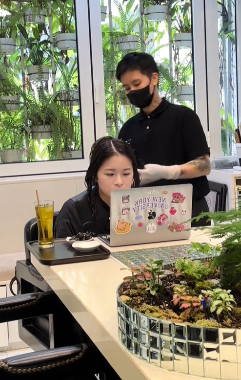 Tuy nhiên, cặp đôi vẫn “gặp” nhau mỗi ngày qua điện thoại. Người yêu của Chao cũng không quên gửi tặng cô những món quà nhỏ hằng ngày như hoa, nến thơm đến những món quà giá trị hơn như iPhone,...