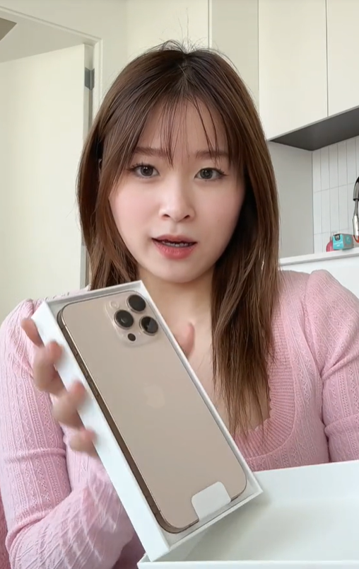 Chỉ sau chưa tới 2 ngày đăng tải, khoảnh khắc rich kid Chao khoe hành trình sở hữu chiếc iPhone 16 Pro Max do người yêu mua tặng thu về gần 4 triệu lượt xem và hàng nghìn bình luận.