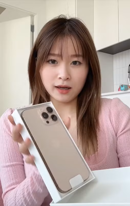 Chỉ sau chưa tới 2 ngày đăng tải, khoảnh khắc rich kid Chao khoe hành trình sở hữu chiếc iPhone 16 Pro Max do người yêu mua tặng thu về gần 4 triệu lượt xem và hàng nghìn bình luận.