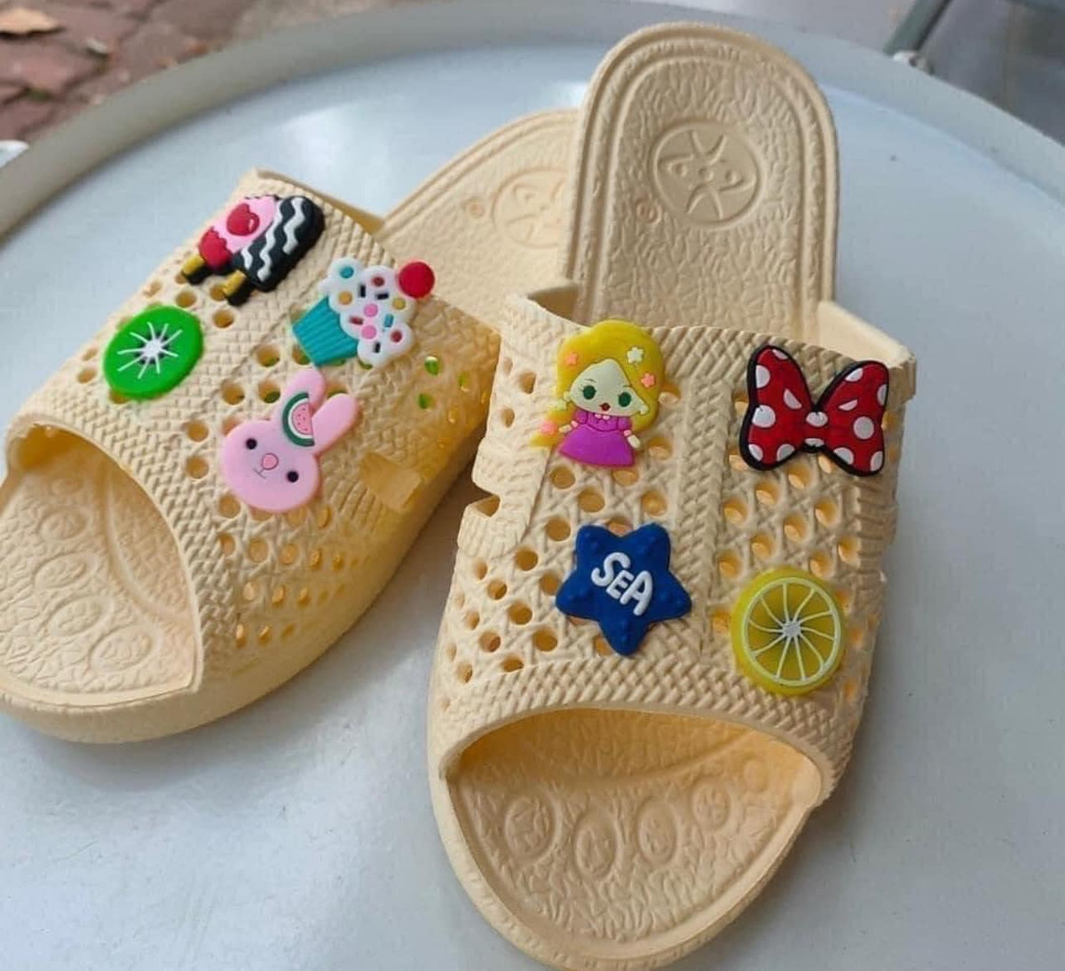 Với 8X, 9X từng có thời điểm những đôi tổ ong gẫy mõm nhưng vẫn được sử dụng vì phần đế vẫn còn tốt.