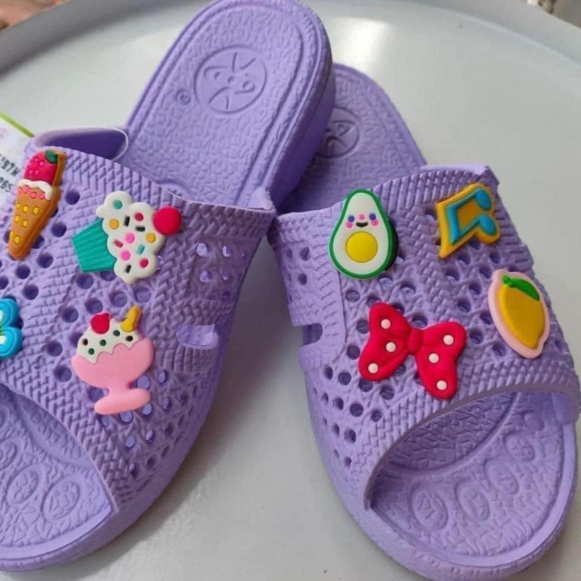 Nhiều bạn trẻ còn đùa nhau rằng những đôi dép tổ ong ở hiện tại được sản xuất bằng công nghệ nano thân thiện với môi trường, phủ thêm lớp bạc nano chống hôi chân, lại còn có rất nhiều màu sắc mới mẻ, bảo sao ai nhìn mà chẳng thấy bị hút hồn, phải mua về ngay một đôi.