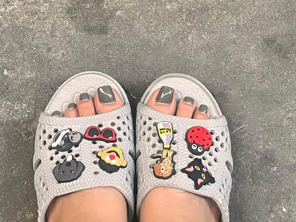 Hết được Minh Tú, Quyền Linh diện, dép tổ ong còn đực nhiều bản trẻ yêu thích bởi sự thoáng mát và tiện dụng.