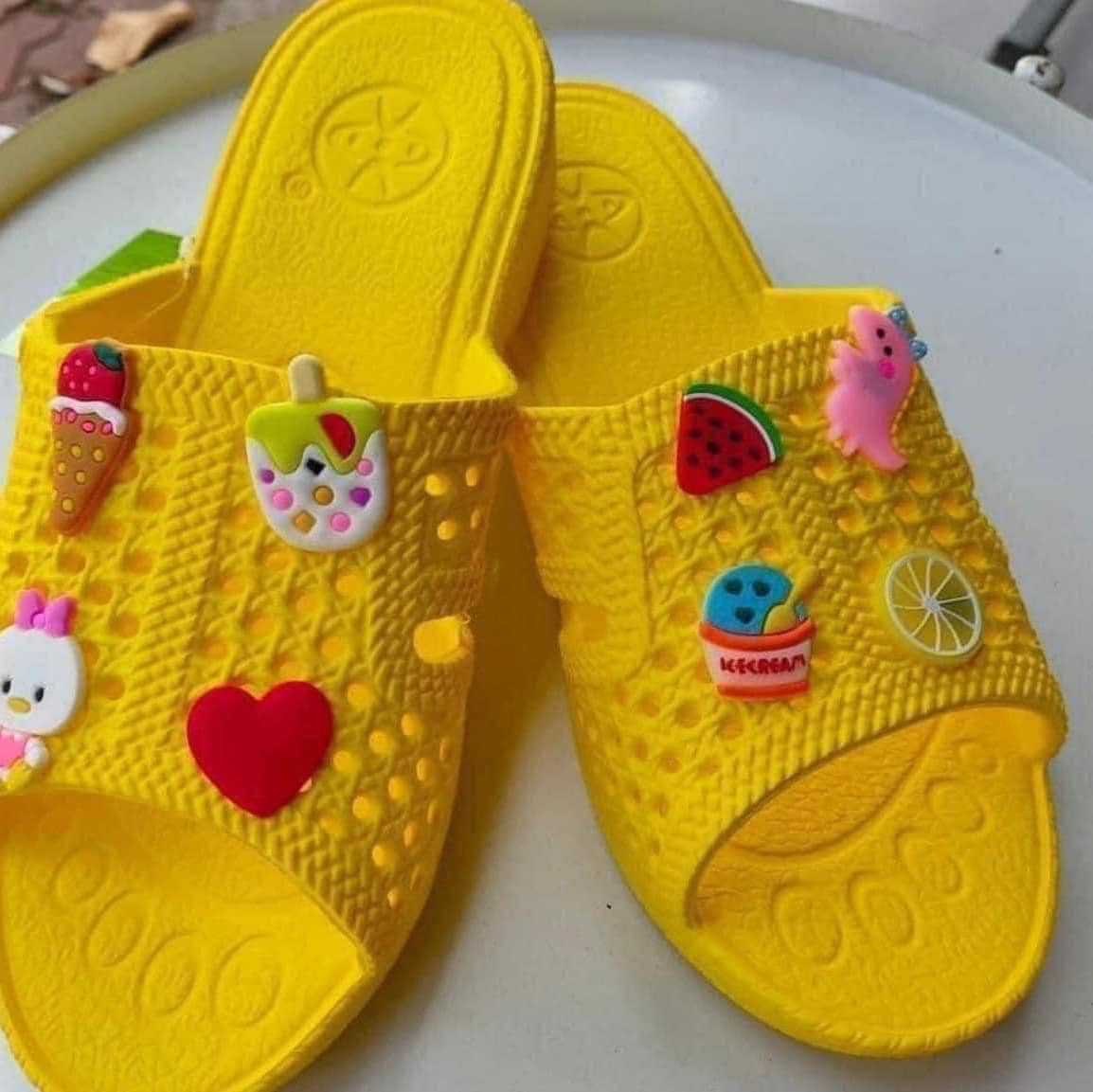 Trong khi đó với thế hệ 8X, 9X những đôi dép tổ ong này là một phần kí ức không thể thiếu.