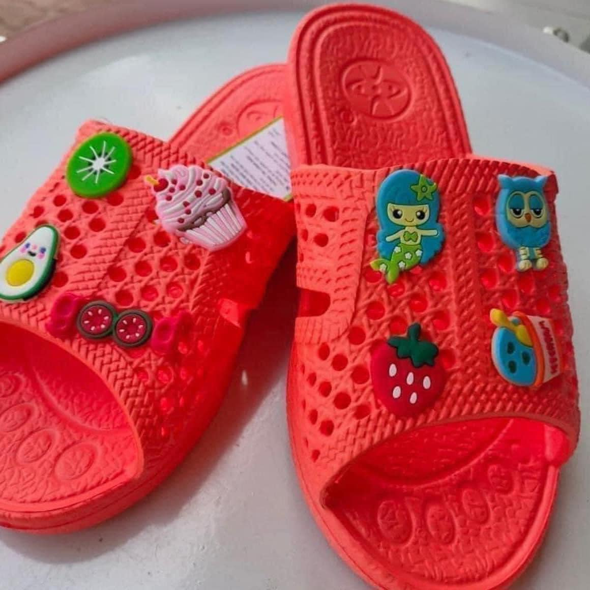 Trong mắt nhiều người, đôi dép tổ ong được nhắc đến ở đây có rất nhiều điểm đặc biệt chứ không phải là đôi dép từ thời ông bà ta nữa. Hiện tại nó đã được nâng tầm bởi loạt màu sắc và sticker vô cùng đáng yêu.