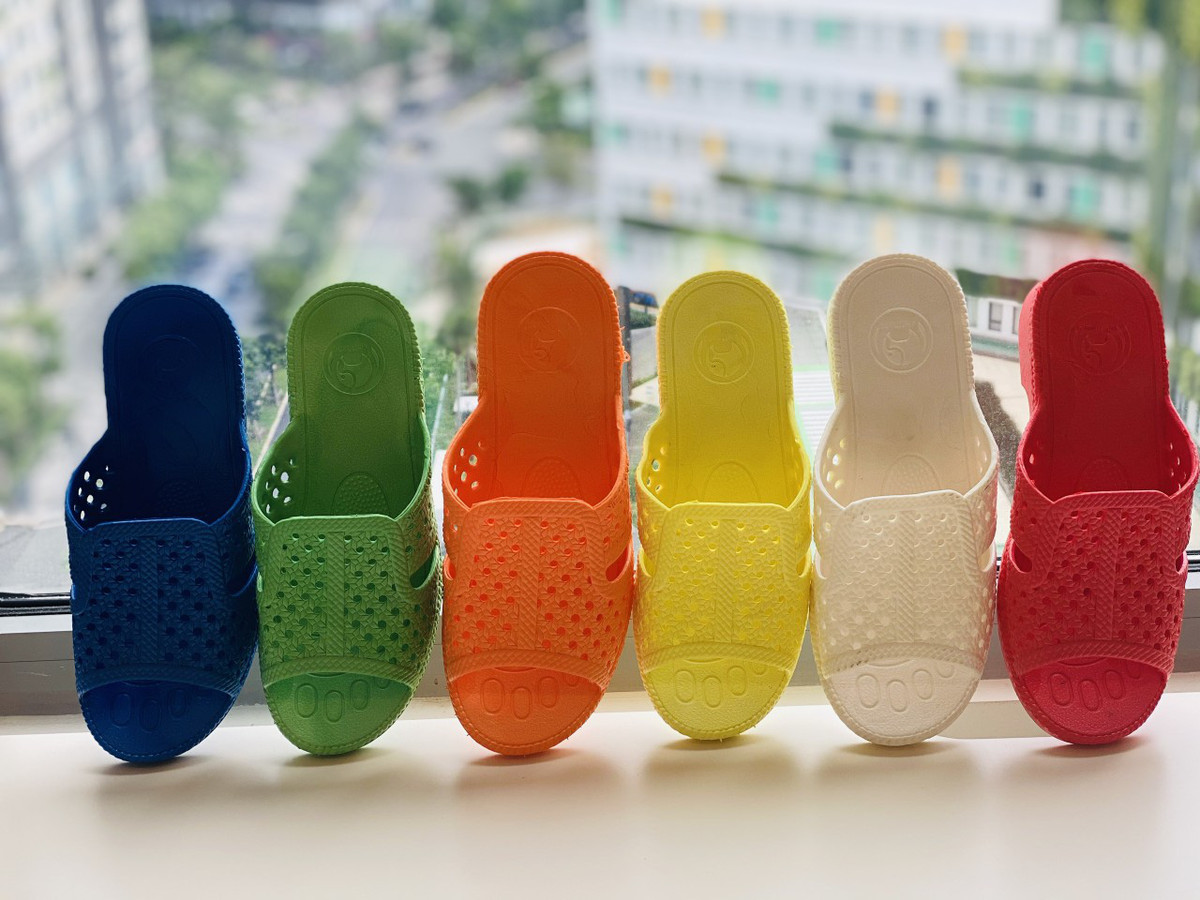 Thậm chí cả khi rách ở phần quai dép, nhiều người còn lấy dây nhựa buộc lại để tiếp tục sử dụng đôi dẹp quốc dân này.