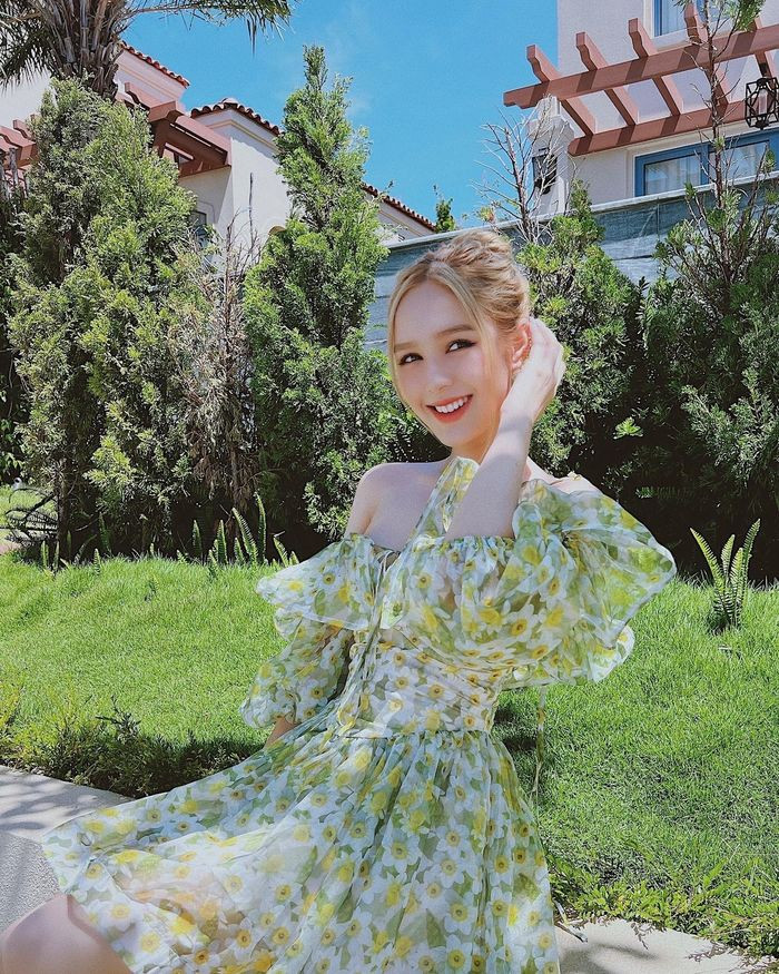 Từ khi làm dâu nhà hào môn, hot girl Xoài Non không gặp bất cứ khó khăn hay trở ngại gì. Vì nhỏ tuổi nhất, tính cách cũng dễ thương, biết quan tâm nên cô nàng luôn được mọi người cưng chiều hết nấc.