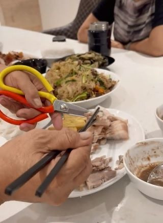 Mới đây, hot girl Xoài Non có chia sẻ lên TikTok, khi cả nhà đang ăn bún đậu thì bố chồng dùng kéo cắt bỏ mỡ của miếng thịt vì biết con dâu đang giảm cân không ăn được mỡ.