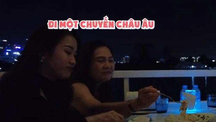 Người ta về làm dâu thường ít nhiều cũng có xích mích với mẹ chồng nhưng Xoài Non thì khác, cô nàng không chỉ được ông xã hết mực cưng chiều, mà còn được bố mẹ chồng xem như con gái ruột trong nhà.