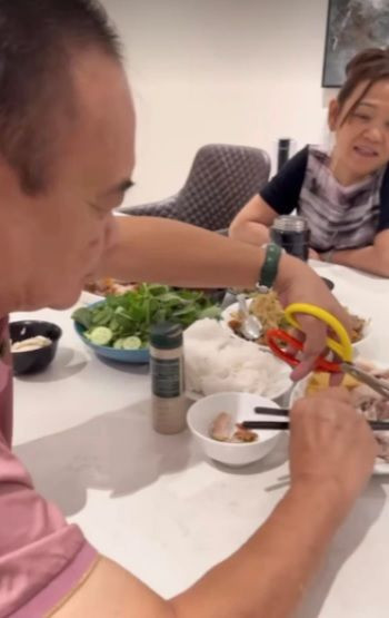 Nhìn hình ảnh quan tâm chuẩn điểm 10 này của bố chồng Xoài Non, dân mạng lại được phen trầm trồ. Không phải ai cũng số hưởng như vợ streamer Xemesis.