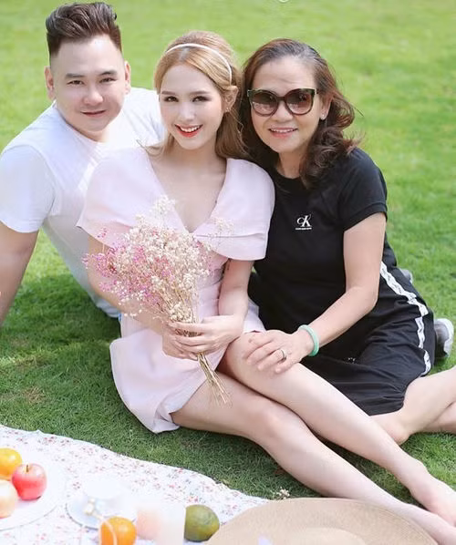 Bên dưới clip, dân mạng thi nhau để lại bình luận ghen tị với hạnh phúc của Xoài Non: "Chồng yêu thương nhà chồng chiều thế này thì còn gì bằng. Sướng nhất chị Xoài." hay "Xin vía được gia đình chồng thương giống chị Xoài."