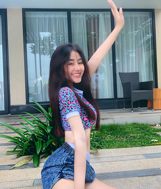 Vóc dáng gợi cảm của nữ sinh Sài thành được dân mạng khen ngợi.