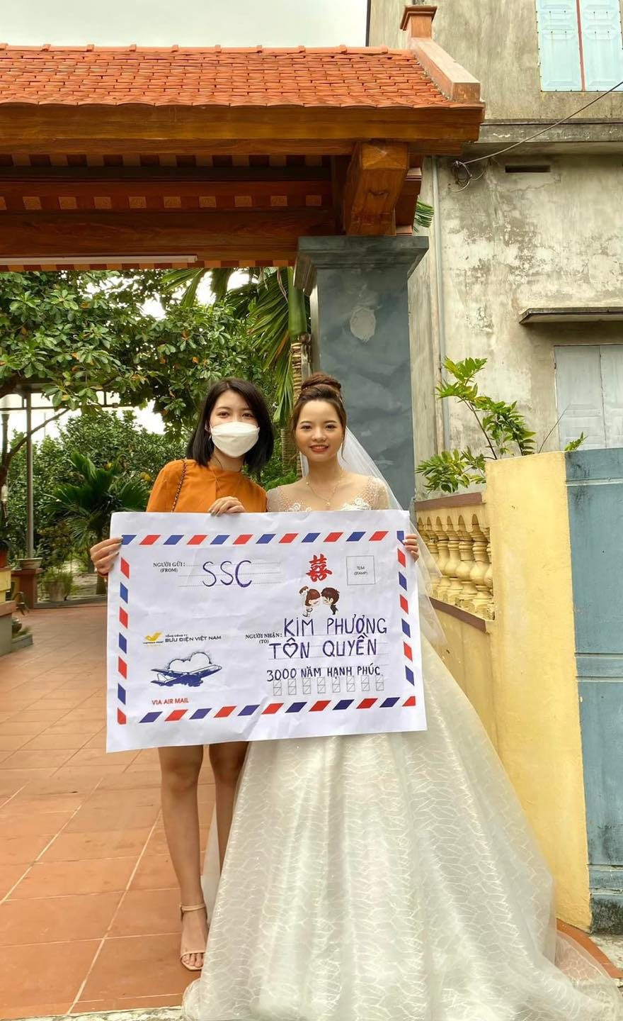 Giống như nhóm bạn “lầy lội” này chẳng hạn, đã không đi đám cưới thì thôi, một khi đến dự là phải mang nguyên cái phong bì “siêu to khổng lồ” như thế này đây.