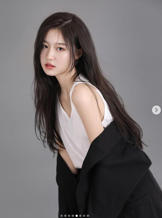 Nhiều người còn cho biết, hot girl Trung Quốc này có biểu cảm giống “thần tiên tỷ tỷ” Lưu Diệc Phi, nhìn ở góc nghiêng lại có nét giống với “cô nàng ngổ ngáo” Jun Ji Hyun.