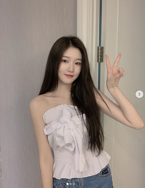 Trong một số bức hình, Lin Zhen được nhận xét có nét đẹp nàng thơ giống như “thần tiên tỷ tỷ” Lưu Diệc Phi. Cả hai cùng có đôi mắt to, làn da trắng và biểu cảm mơ màng đầy cuốn hút.