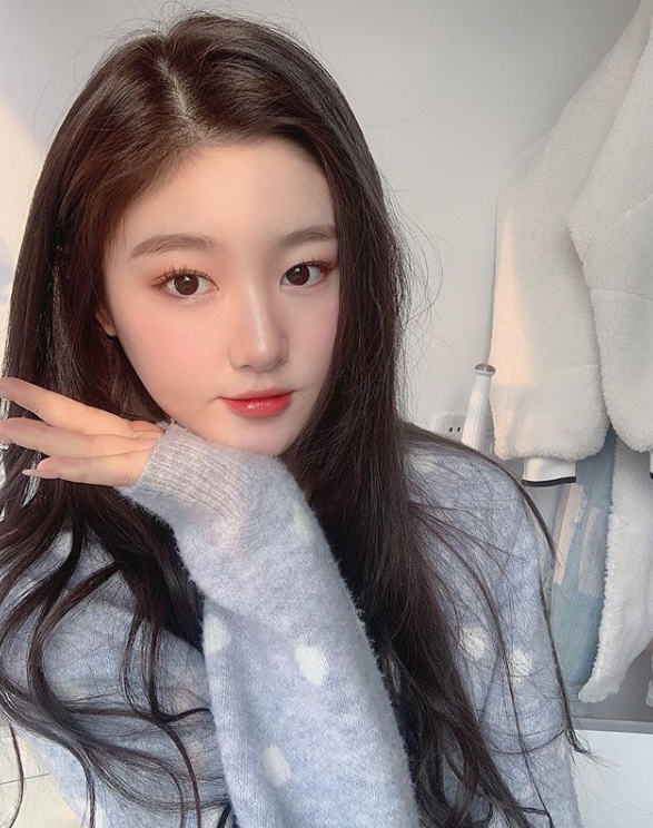 Lin Zhen hiện có gần 300.000 người theo dõi tại trang cá nhân và con số đang không ngừng tăng lên. Cô nhận nhiều hợp đồng chụp ảnh mẫu tạp chí và cả quảng cáo online.