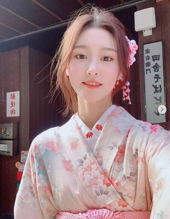 Ngoài những hình ảnh về công việc, xuất hiện trong các dự án, dân mạng không thấy Lin Zhen đăng ảnh chụp chung với gia đình hay bạn bè.