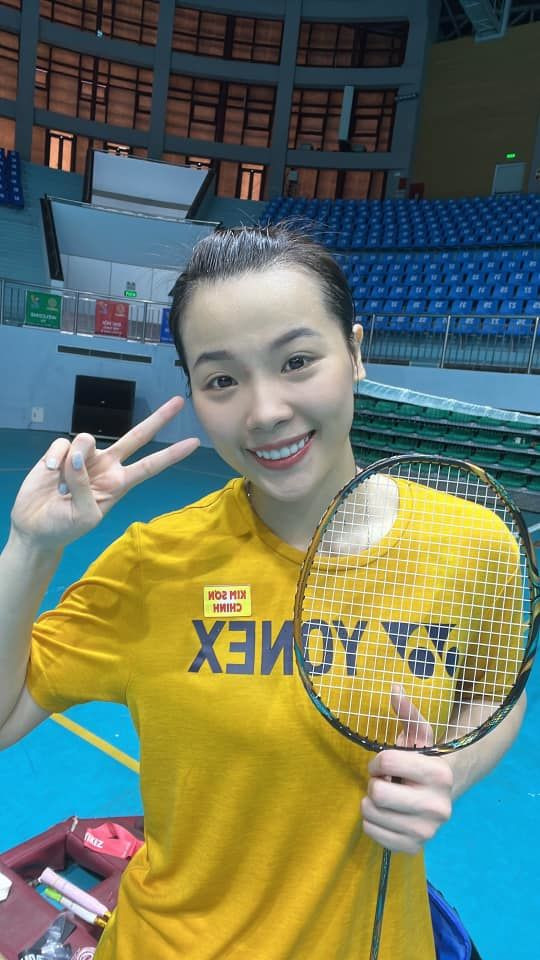 Đôi mắt biết cười, khuôn miệng thanh tú, ngũ quan hài hòa và điều đáng nói hơn là làn da trộm vía khỏe đẹp đã khiến tay vợt Phú Thọ xứng hơn với danh xưng "hot girl cầu lông".
