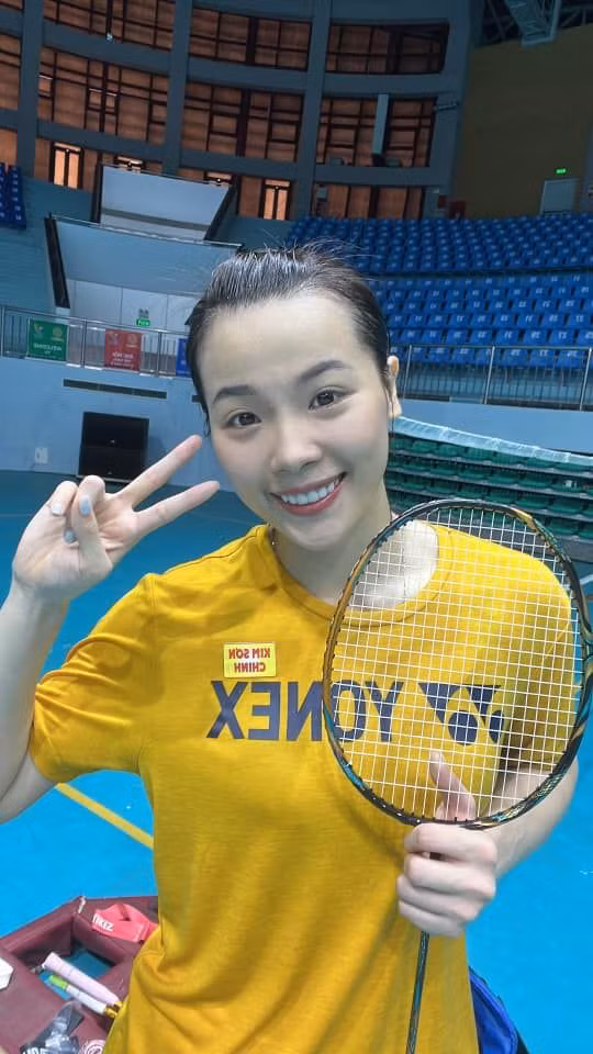 Đôi mắt biết cười, khuôn miệng thanh tú, ngũ quan hài hòa và điều đáng nói hơn là làn da trộm vía khỏe đẹp đã khiến tay vợt Phú Thọ xứng hơn với danh xưng "hot girl cầu lông".