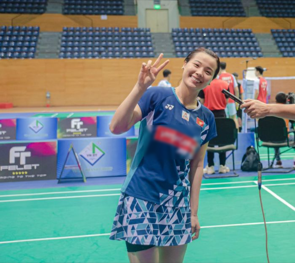 Không chỉ gây ấn tượng với những gia giao cầu, đập cầu và máu thi đấu hết mình trên sân, Thùy Linh còn nhận được sự chú ý của khán giả nhờ vẻ ngoài xinh đẹp của mình.