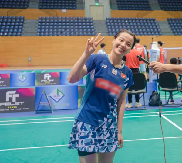 Không chỉ gây ấn tượng với những gia giao cầu, đập cầu và máu thi đấu hết mình trên sân, Thùy Linh còn nhận được sự chú ý của khán giả nhờ vẻ ngoài xinh đẹp của mình.