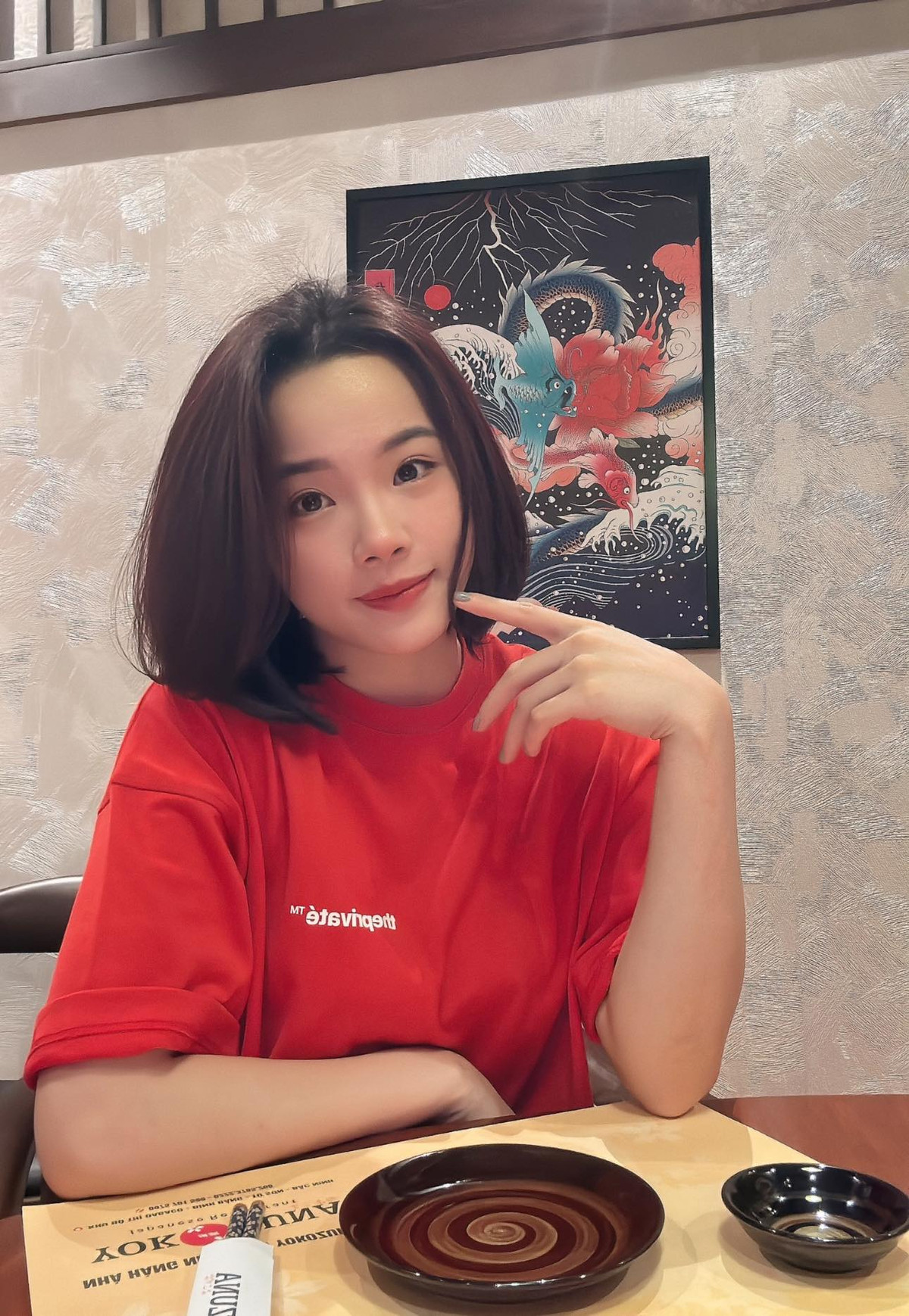 Bóng hồng Thùy Linh ghi nhiều ấn tượng trên sân đấu.