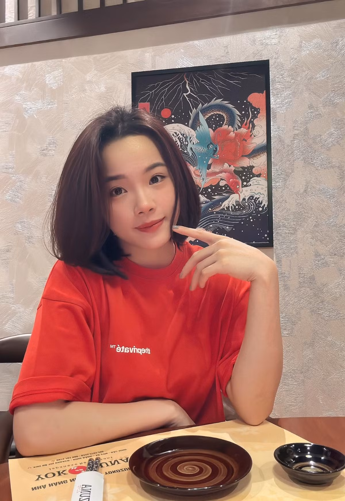 Bóng hồng Thùy Linh ghi nhiều ấn tượng trên sân đấu.