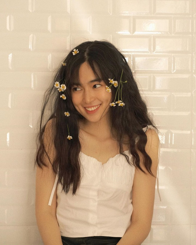 Khánh Vân ghi điểm trong mắt fan với thương hiệu má lúm cùng ngoại hình cực dễ thương