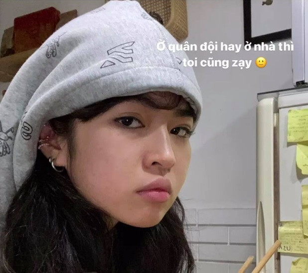 Mới đây, hot girl Khánh Vân sẵn sàng công khai gương mặt mình trong tình trạng không son phấn, không có gì che đi khuyết điểm và cho biết: "Ở Quân đội hay ở nhà thì tôi cũng vậy".