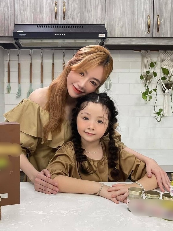 Cadie Mộc Trà sở hữu đôi mắt to tròn, cặp má bánh bao dễ thương và mái tóc nâu đen lai Tây.