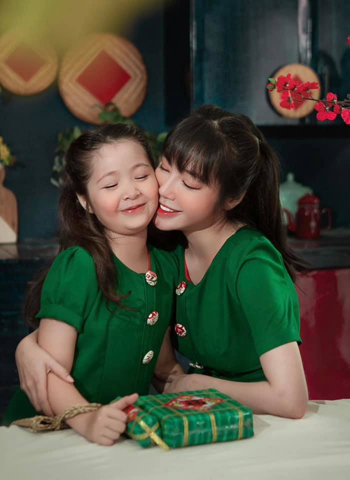 Dù trước đây hay hiện tại, Cadie Mộc Trà đều thu hút sự chú ý từ công chúng trong khung ảnh chụp cùng phụ huynh.