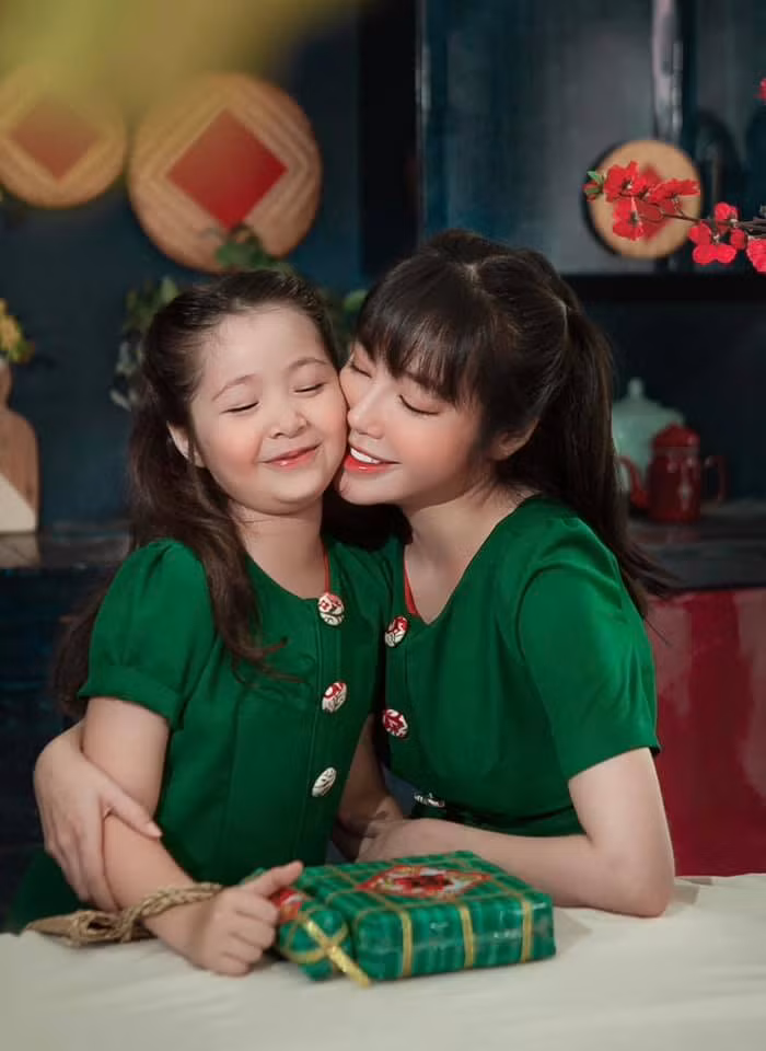 Dù trước đây hay hiện tại, Cadie Mộc Trà đều thu hút sự chú ý từ công chúng trong khung ảnh chụp cùng phụ huynh.