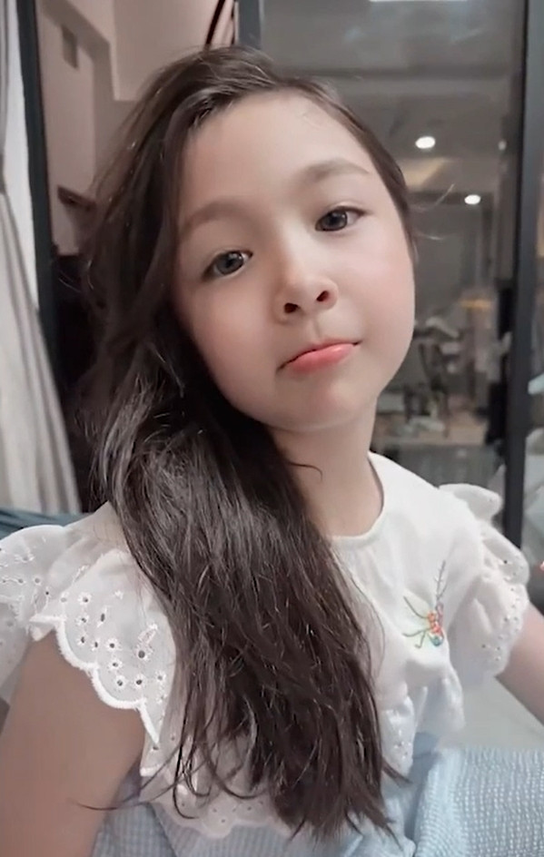 Ở tuổi thứ 8, con gái đầu lòng Elly Trần đã được công chúng dự đoán sẽ sớm trở thành mỹ nhân tương lai giống mẹ.