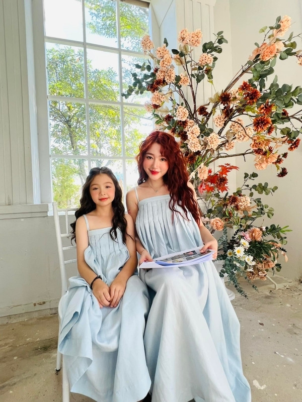 Trong khung ảnh, Elly Trần đều chọn thiết kế váy maxi tông xanh pastel nhẹ nhàng.