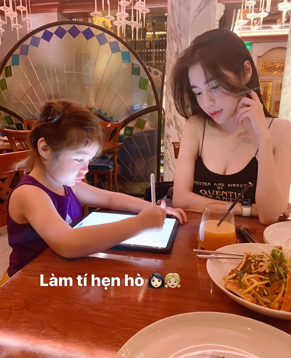 Elly Trần cũng tự hào khoe với công chúng về tính cách ấm áp của con gái. Nhóc tì không ngại thể hiện tình cảm, bảo vệ phụ huynh trước những ồn ào.