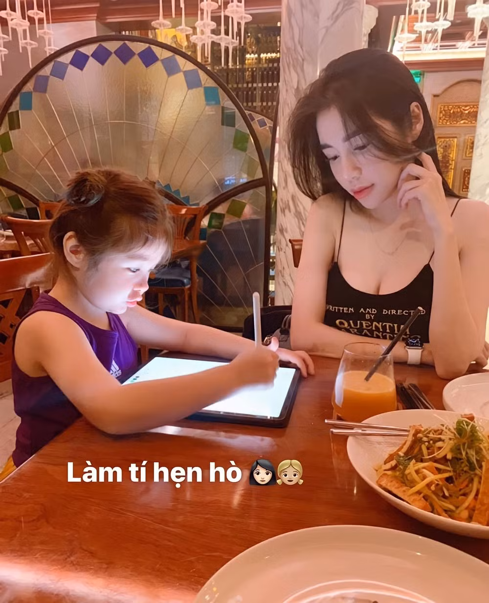 Elly Trần cũng tự hào khoe với công chúng về tính cách ấm áp của con gái. Nhóc tì không ngại thể hiện tình cảm, bảo vệ phụ huynh trước những ồn ào.
