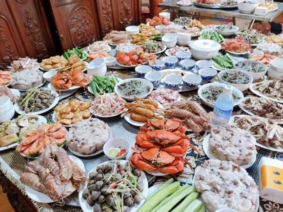 Ở một bài đăng khác, mâm cỗ tại gia ở Quảng Ninh toàn tôm, cua, ghẹ, sò huyết, bề bề, chả mực,... cũng khiến dân tình phải trầm trồ.