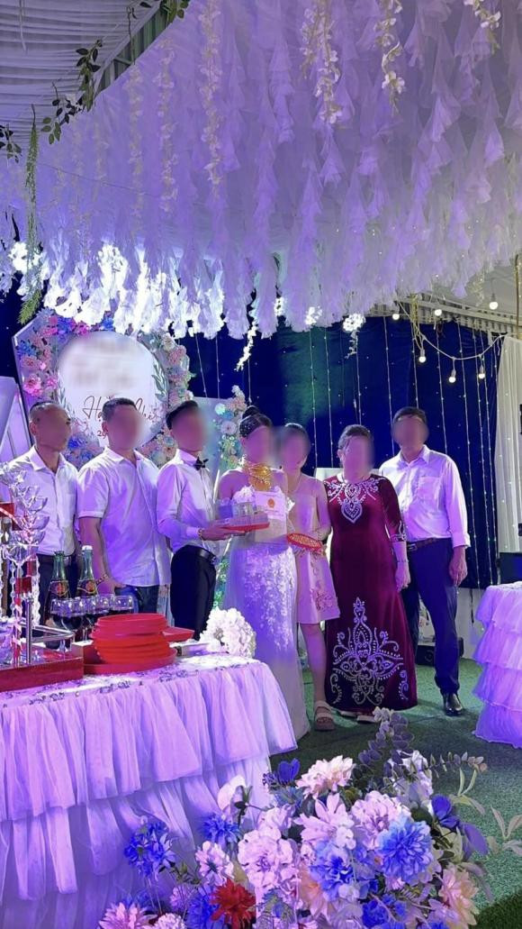 Người đăng bài chia sẻ: "Trung bình một đám cưới ở Quảng Ninh dạo này. Đám cưới ở đâu áp lực nhất, chắc chắn gọi tên anh em Quảng Ninh. Cỗ bàn thì toàn cua, ghẹ, sò huyết, bề bề gây áp lực cho người đi dự. Của hồi môn thì vàng... theo kí, tiền... theo cọc, sổ đỏ theo xấp, gây áp lực cho cô dâu chú rể...".