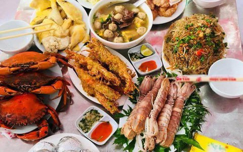 Đây không phải lần đầu những mâm cỗ ở Quảng Ninh ngồn ngộn xuất hiện trên mạng.