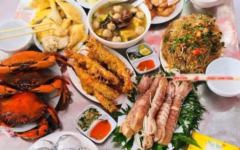 Đây không phải lần đầu những mâm cỗ ở Quảng Ninh ngồn ngộn xuất hiện trên mạng.