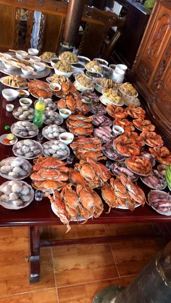 Ai nhìn những mẫm cỗ toàn hải sản như này chắc hẳn nhiều người thích thú.