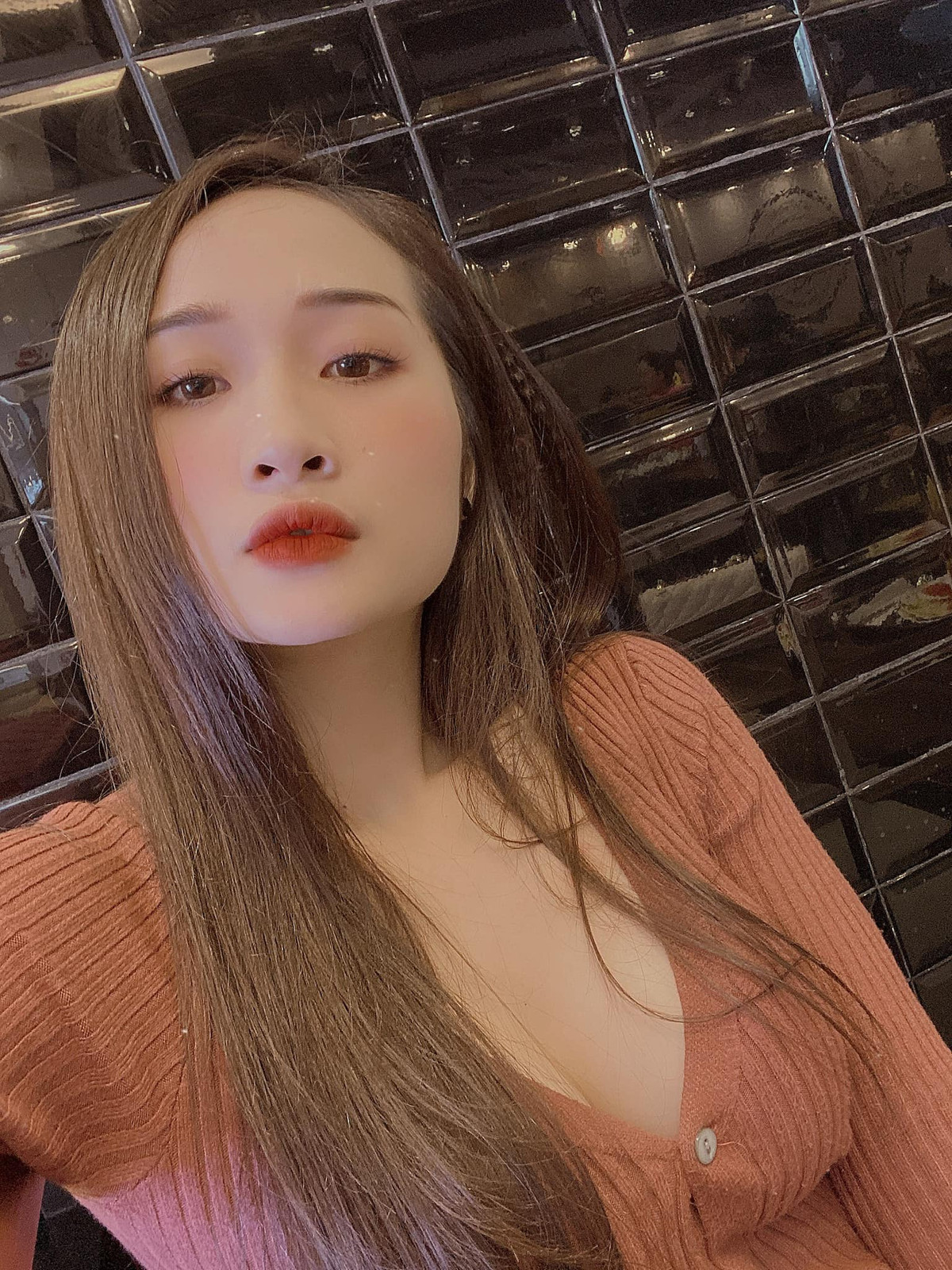 Sở hữu chiều cao nổi bật 1m65 cùng số đo 3 vòng hoàn hảo 86-64-96(cm), Phương Thảo ưa diện trang phục ôm sát cơ thể nhằm tôn vinh tối đa lợi thế thể hình.