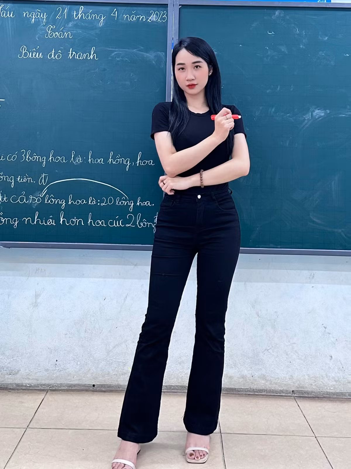 Không chỉ được nhiều phụ huynh yêu mến bởi chuyên môn giảng dạy, cô giáo Thảo còn thu hút bao ánh nhìn bởi nhan sắc xinh đẹp cùng body gợi cảm với đường cong S-line hoàn hảo.