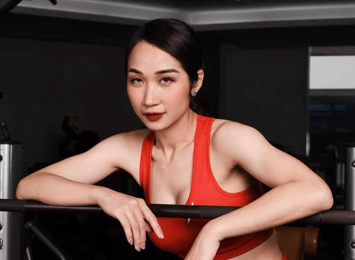 Cũng bởi vậy, Phương Thảo thường xuyên vấp phải điều tiếng bởi việc ăn mặc quyến rũ được cho là không phù hợp với nghề giáo.