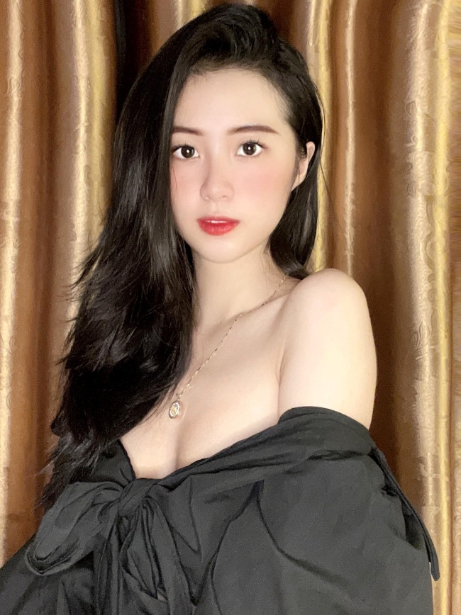 Nhiều người gọi Nhật Vy bằng biệt danh búp bê vì nét đẹp ngoại hình ấn tượng. Một trong những điểm thu hút của hot girl Việt Nam này là nước da trắng hồng.