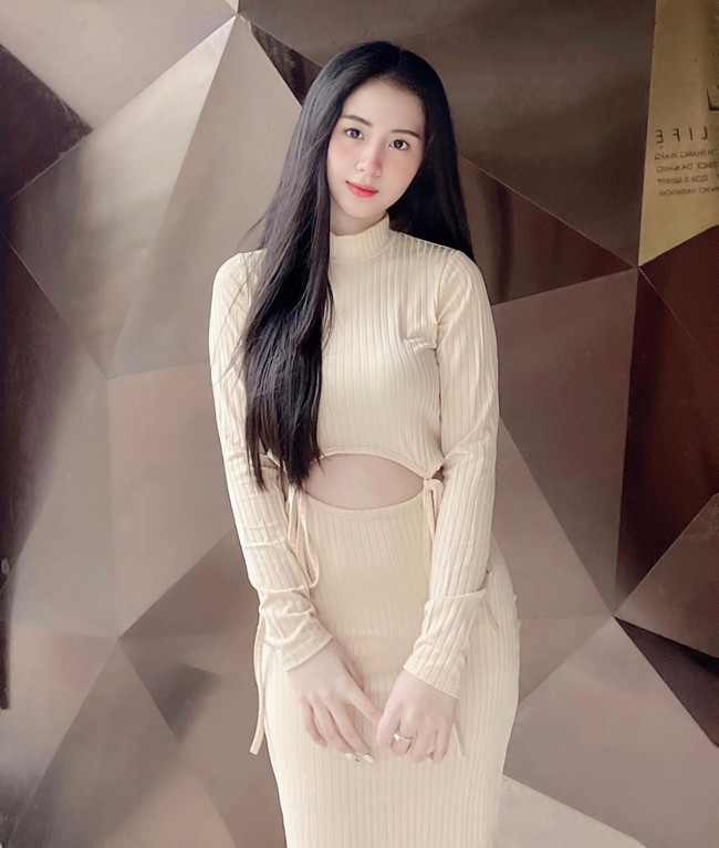 Nhật Vy thường được mọi người xung quanh nhận xét là cô gái thân thiện, hòa đồng, còn những người chưa tiếp xúc thì hiểu lầm Vy khó gần, ít nói.