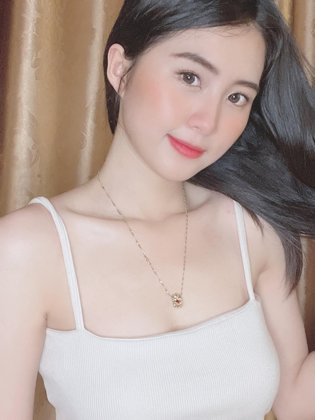 Đa số đều không tiếc lời ngợi khen cho nhan sắc thuần khiết, thơ ngây của gái xinh 18 tuổi.