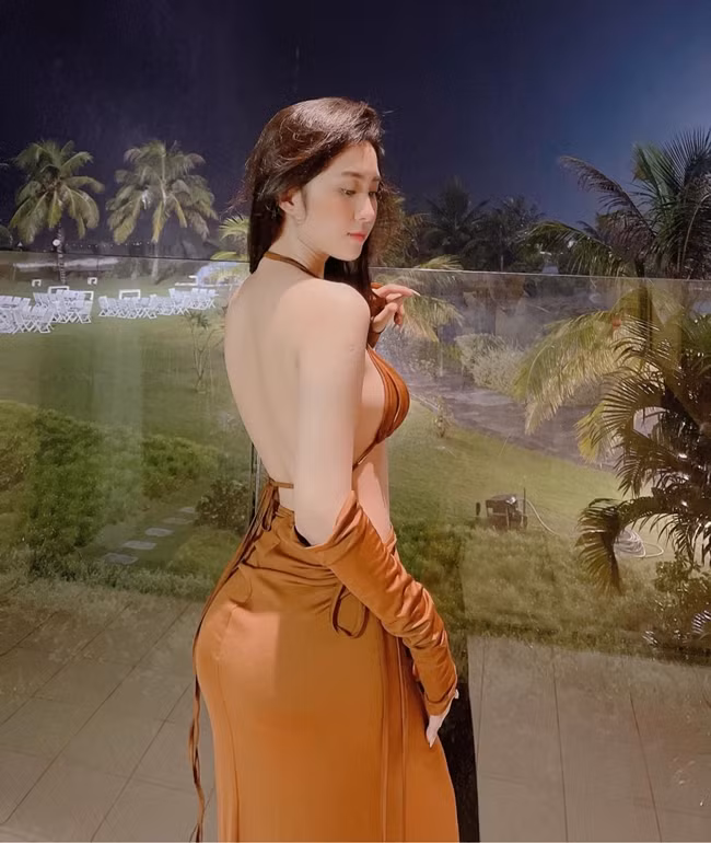 Chưa dừng lại, không ít lần Nhật Vy cũng thử nghiệm những cách kết hợp trang phục khá phá cách.